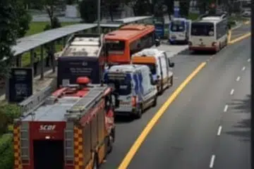 Kemalangan itu berlaku pada 8 Disember, apabila perkhidmatan bas 980 yang dipandu pemandu berusia 57 tahun itu bertembung dengan bas perkhidmatan 166 yang dikendalikan oleh SBS Transit di perhentian bas di Upper Thomson Road. Sembilan penumpang cedera dalam kemalangan itu.