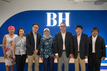 DISAMBUT MESRA: Mantan Presiden Singapura, Puan Halimah Yacob (empat dari kanan) bersama Editor Berita Harian, Encik Nazry Mokhtar (tiga dari kanan); Ketua Pegawai Eksekutif (CEO) SPH Media, Cik Teo Lay Lim, (kanan);  Pengerusi SPH Media, Encik Khaw Boon Wan (dua dari kanan); Ketua Editor Kumpulan Media Inggeris/Melayu/Tamil (EMTM), Encik Wong Wei Kong (tiga dari kiri); Ketua Sumber Manusia SPH Media, Cik Maureen Wee (dua dari kiri) dan Ketua Perhubungan dan Pemasaran Korporat SPH Media, Cik Fen Peh. 