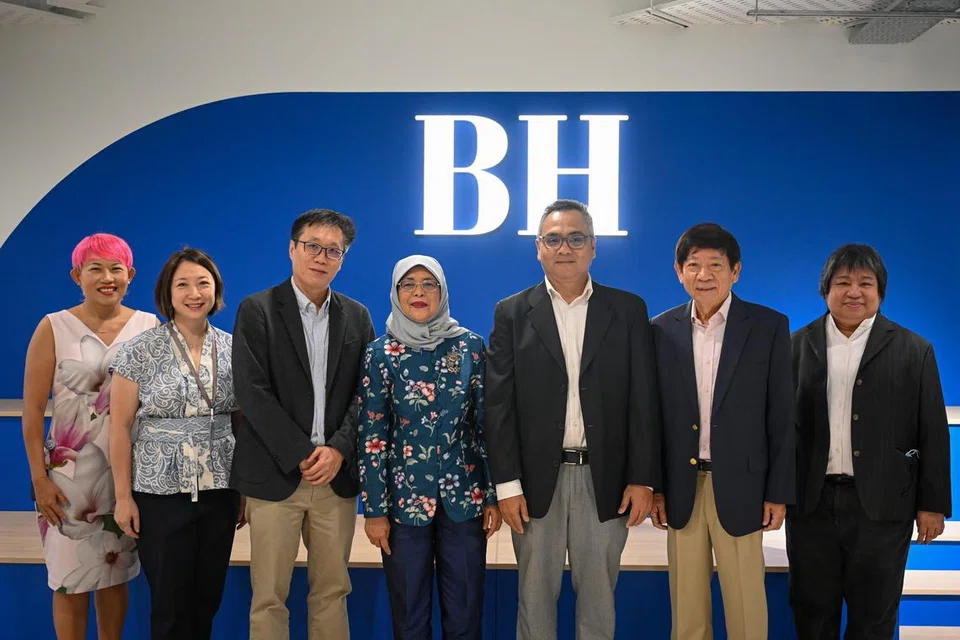 DISAMBUT MESRA: Mantan Presiden Singapura, Puan Halimah Yacob (empat dari kanan) bersama Editor Berita Harian, Encik Nazry Mokhtar (tiga dari kanan); Ketua Pegawai Eksekutif (CEO) SPH Media, Cik Teo Lay Lim, (kanan);  Pengerusi SPH Media, Encik Khaw Boon Wan (dua dari kanan); Ketua Editor Kumpulan Media Inggeris/Melayu/Tamil (EMTM), Encik Wong Wei Kong (tiga dari kiri); Ketua Sumber Manusia SPH Media, Cik Maureen Wee (dua dari kiri) dan Ketua Perhubungan dan Pemasaran Korporat SPH Media, Cik Fen Peh. 