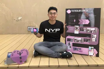 PEKA ISU KESIHATAN: Encik Muhammad Nazly Rusali terkejut mendengar kisah pemuda 22 tahun meninggal dunia kerana barah buah zakar lantas memilih topik tersebut sebagai subjek kempen yang diusahakannya bagi projek tahun akhir. - Foto BH oleh HARYANI ISMAIL