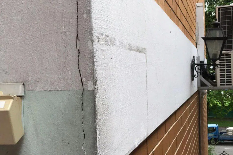 PERLU DIPERBAIKI: Bumbung Masjid Al-Amin yang dalam keadaan kritikal dan beberapa bahagian bangunan masjid yang lain turut terjejas yang diperbaiki. - Foto MASJID AL-AMIN