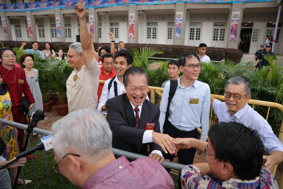HARGAI PENYOKONG: Mantan Ketua Pegawai Eksekutif NTUC Income, Encik Tan Kin Lian, bersalaman dengan seorang penyokong selepas  dinamakan sebagai calon bagi Pilihan Raya Presiden. 