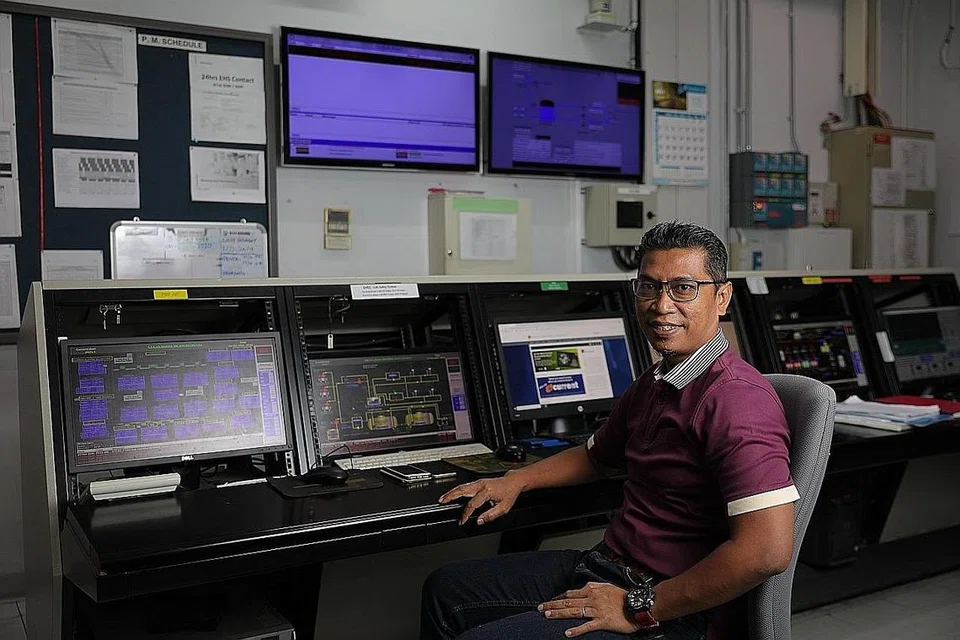 TUKAR INDUSTRI: Walau sudah 20 tahun dalam bidang tenaga, ia tidak menghambat Encik Effandi untuk mencuba tugasan baru dalam sektor elektronik. - Foto BH oleh ONG WEE JIN