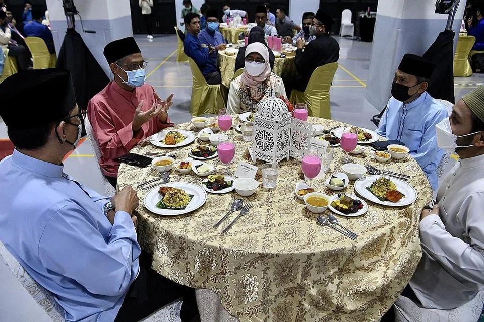 BUKA PUASA BERSAMA: President Halimah Yacob menyampaikan ucapan di majlis buka puasa Muis semalam dan berbuka puasa bersama (dari kanan beliau) Encik Masagos Zulkifli Masagos Mohamad, Encik Kadir Maideen, Dr Nazirudin Mohd Nasir, dan Encik Saat Abdul Rahman. - Foto BH oleh DESMOND FOO