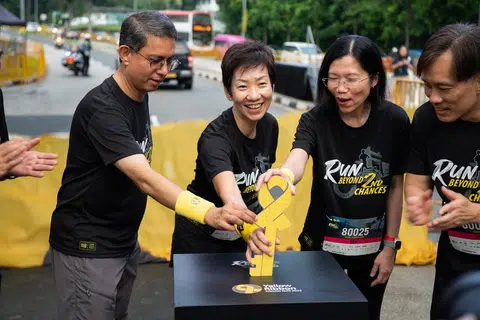 LARIAN REBEN KUNING: (dari kiri) Menteri Negara (Ehwal Dalam Negeri merangkap Pembangunan Negara), Profesor Madya Dr Muhammad Faishal Ibrahim, Menteri Kemampanan dan Sekitaran, Cik Grace Fu, Cik Shie Yong Lee, Pesuruhjaya Penjara; dan Encik Sunny Lee, Ketua Pegawai Eksekutif Yellow Ribbon Singapura telah melancarkan acara itu pada pagi Ahad.