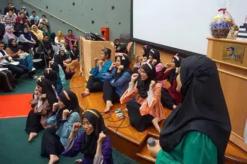 DEWI SAMUDERA: Kumpulan dikir wanita NIE-NTU, Dewi Samudera, semasa membuat persembahan. Impian Cik Ashikin, mahasiswa jurusan kimia dan kimia biologi di NTU, tercapai apabila beliau menjadi anggota kumpulan tersebut. - Foto NTU/NIE PERBAYU