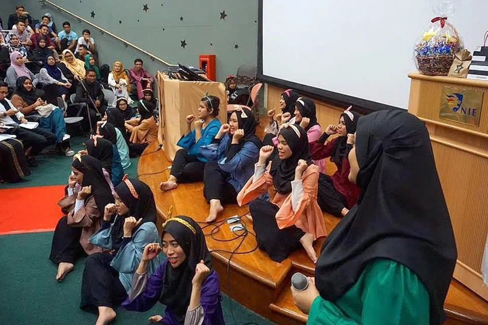 DEWI SAMUDERA: Kumpulan dikir wanita NIE-NTU, Dewi Samudera, semasa membuat persembahan. Impian Cik Ashikin, mahasiswa jurusan kimia dan kimia biologi di NTU, tercapai apabila beliau menjadi anggota kumpulan tersebut. - Foto NTU/NIE PERBAYU