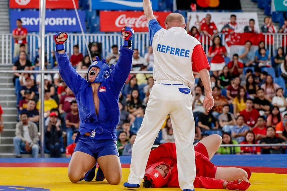IMPIAN TERCAPAI: Nazri tidak menyangka, dalam banyak-banyak sukan yang telah diceburinya, sambo berjaya menghasilkan kejayaan terbesar dalam kerjaya atlit beliau. Jaguh Singapura ini berjaya menewaskan pesaingnya dari Indonesia semasa beraksi dalam final di Sukan SEA lalu (atas). - Foto BM oleh Marcellin Lopez & Foto SPORTSG