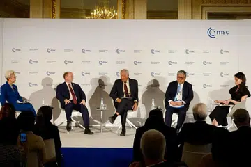 Menteri Pertahanan, Dr Ng Eng Hen (tengah), menyertai satu  perbincangan panel pada Persidangan Keselamatan Munich tahunan yang ke-61 di Jerman pada 15 Februari.