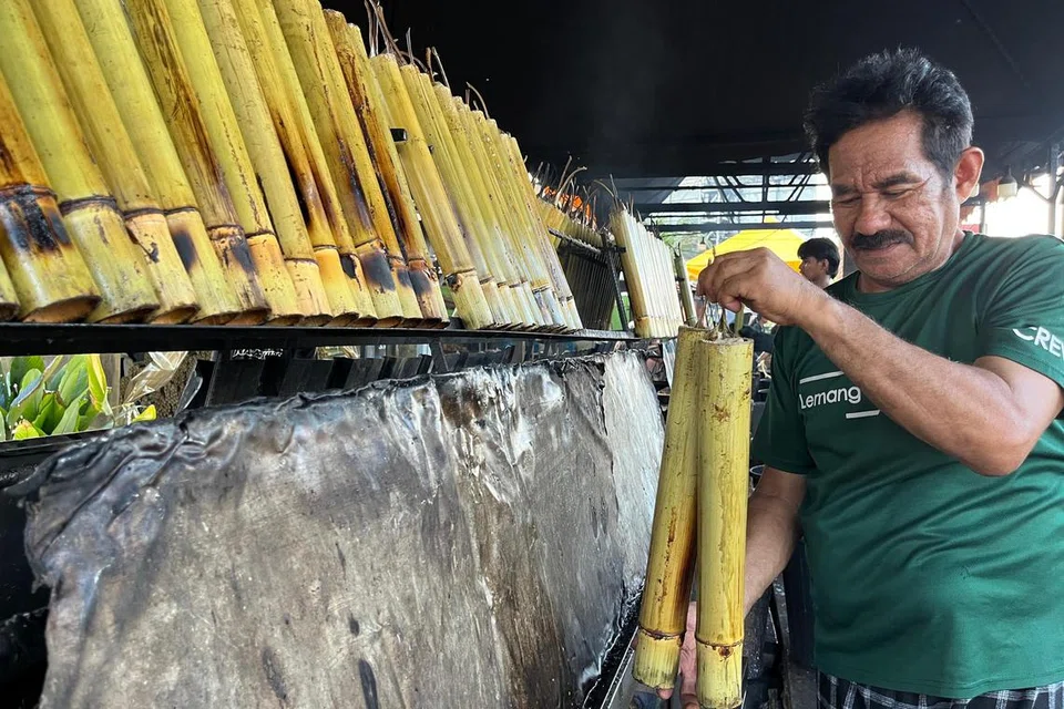 Pengusaha lemang daun lerek di Greenwood, Gombak, Selangor, Encik Mohd Ariffin Zakaria, 66 tahun, menjual lebih 4,000 batang lemang sehari pada Ramadan dan jumlah itu boleh melonjak lebih tinggi menjelang Aidilfitri.  