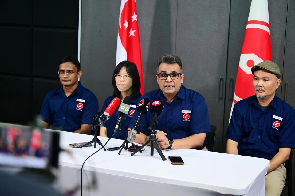 Setiausaha Agung RDU, Encik Ravi Philemon (dua dari kanan), berkongsi dengan media strategi parti itu selepas GE2025 bersama calon yang bertanding dalam pilihan raya umum lalu (dari kiri) Encik Harish Mohanadas, Cik Sharon Lin dan Encik Ben Puah di ibu pejabat parti itu pada 24 Mei.