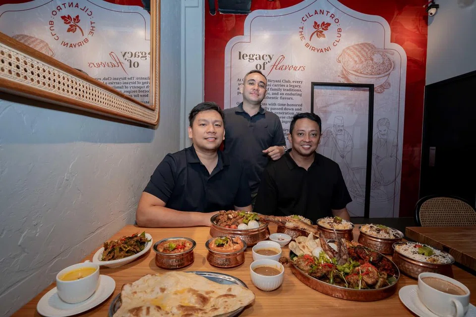 Pengasas, Cilantro: The Biryani Club (dari kiri) Encik Hairul Isa, Encik Muhammad Najeeb Ali dan Encik Mustafa Reza Ali di restoran terbaru mereka di Joo Chiat yang menawarkan beriani gaya Hyderabad. Encik Najeeb dan Encik Mustafa adalah anak Allahyarham Ustaz Ali Mohamed yang terkenal dengan keenakan nasi beriani Masjid Khadijah.
