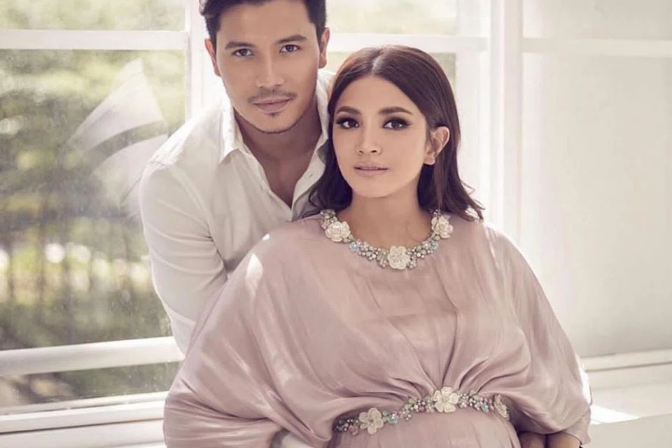 MENYAMBUT KELAHIRAN PUTERI: Fazura dan suaminya, pelakon Fattah Amin, memohon sedikit masa bagi merahsiakan nama dan wajah anakanda mereka yang lahir hari ini dan akan berbuat demikian tujuh hari selaras dengan sunnah Rasulullah SAW. - Foto INSTAGRAM FAZURA