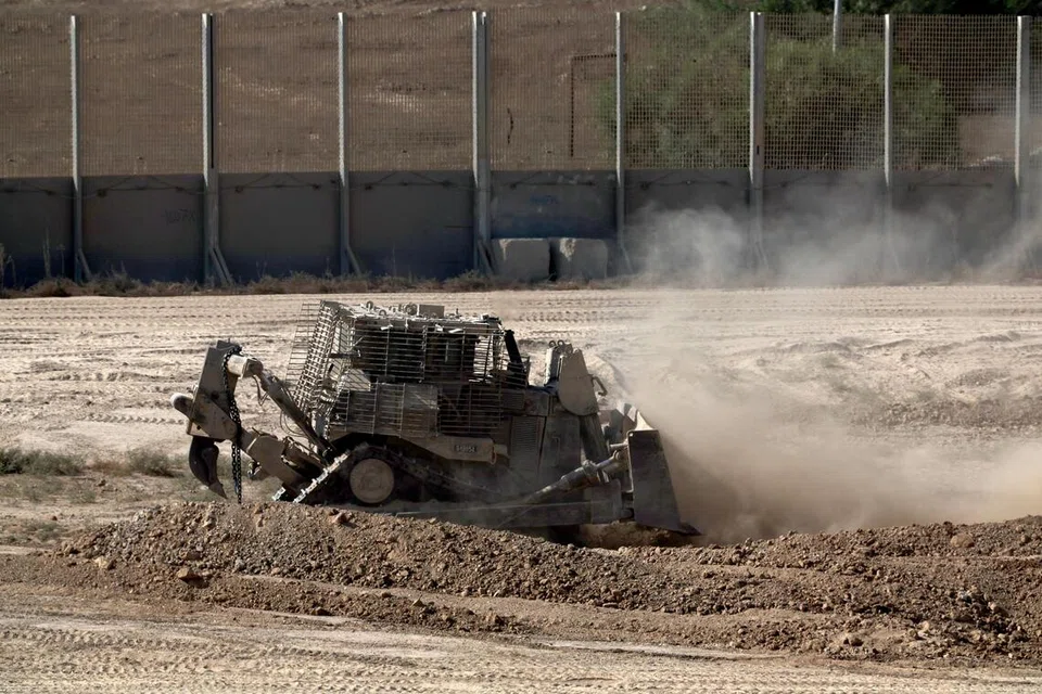 Sebuah jentolak Israel bergerak di sepanjang sempadan Israel-Gaza, selatan Israel, 15 September 2025.