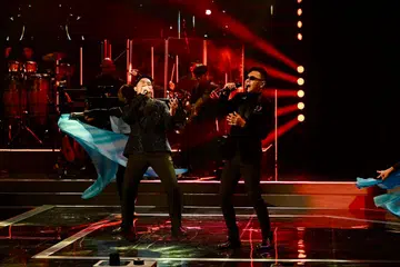 Bagi pusingan duet pula, Izzan Adlan (kiri) bergandingan dengan naib juara ‘Anugerah 2001’ dan juara ‘Gegar Vaganza 12’ (GV12), Iskandar Ismail, untuk menyampaikan lagu ‘Mahakarya Cinta’ yang dipopularkan Faizal Tahir.
