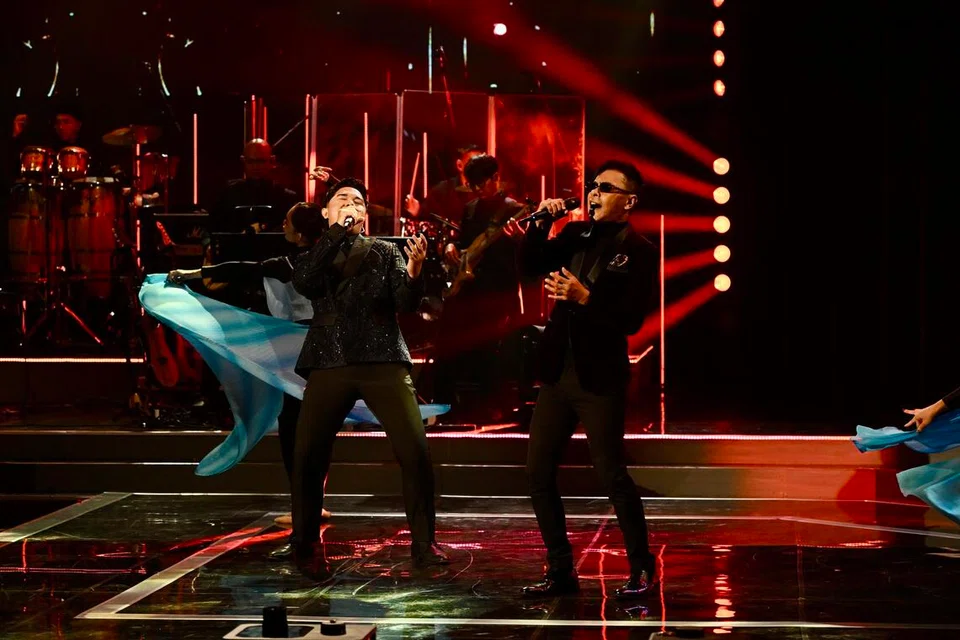 Bagi pusingan duet pula, Izzan Adlan (kiri) bergandingan dengan naib juara ‘Anugerah 2001’ dan juara ‘Gegar Vaganza 12’ (GV12), Iskandar Ismail, untuk menyampaikan lagu ‘Mahakarya Cinta’ yang dipopularkan Faizal Tahir.