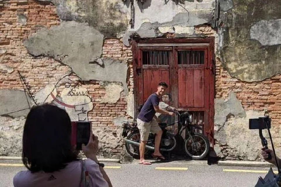 Antara mural popular pada dinding di sekitar bandaraya yang menjadi tarikan.