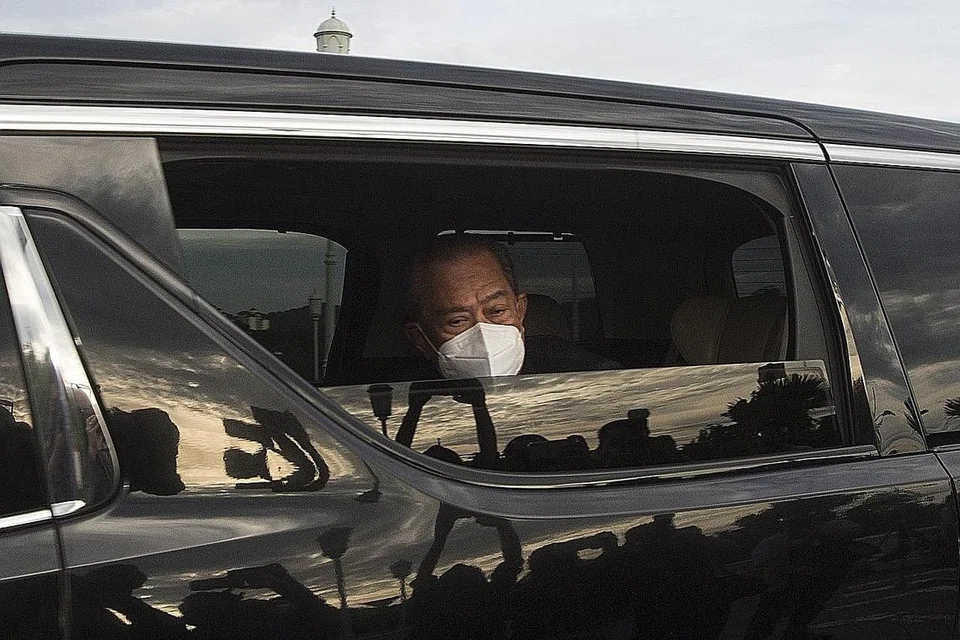 LETAK JAWATAN: Perdana Menteri Malaysia Muhyiddin Yassin kelihatan tiba di Pejabat Perdana Menteri di Putrajaya semalam. Beliau meletak jawatan setelah kehilangan sokongan majoriti di Parlimen Malaysia. - Foto EPA-EFE