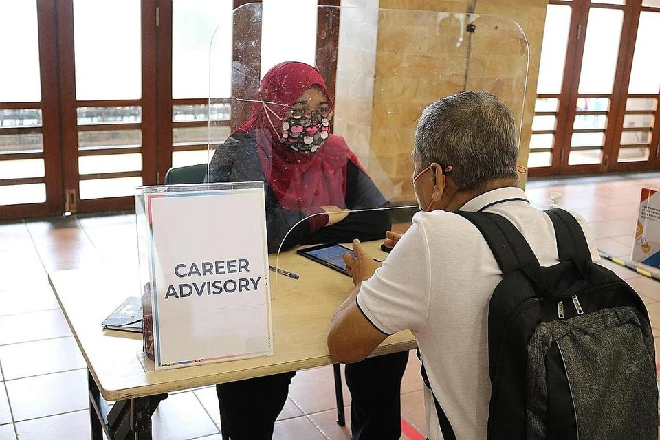 DAPATKAN PANDUAN: Orang ramai, khususnya pelajar dewasa dan pekerja, boleh mendapatkan nasihat dan bimbingan berkaitan dengan peluang pekerjaan serta peningkatan kemahiran daripada penasihat kerjaya di lima pusat satelit Mendaki serta tiga ruang belia di kampus-kampus Institut Pendidikan Teknikal (ITE). - Foto MENDAKI