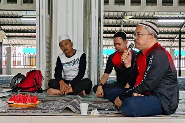 PENGISIAN ROHANI DAN RIADAH: Selain berbasikal, Ustaz Badrussalam D’jaffar (kanan) turut menyampaikan tazkirah di Masjid Kampong Delta bersama peserta jemaah Muslimin Hasanah dalam program ‘Riyadah dan Tazkirah’.