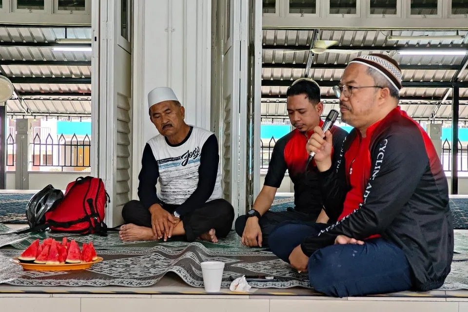 PENGISIAN ROHANI DAN RIADAH: Selain berbasikal, Ustaz Badrussalam D’jaffar (kanan) turut menyampaikan tazkirah di Masjid Kampong Delta bersama peserta jemaah Muslimin Hasanah dalam program ‘Riyadah dan Tazkirah’.
