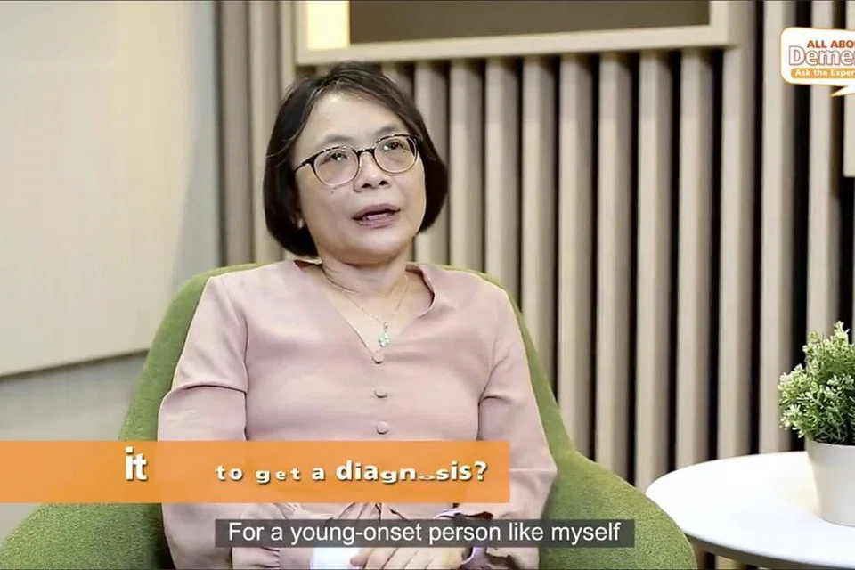 BANGKIT DARI KESURAMAN: Cik Emily Ong yang berusia 51 tahun mengalami demensia lebih awal daripada kebiasaan individu lain. Beliau berkongsi kisahnya memperkasa semangatnya semula dalam episod 'All About Dementia - Ask The Experts' di media sosial AIC Singapore. - Foto TANGKAP LAYAR FACEBOOK AIC SINGAPORE