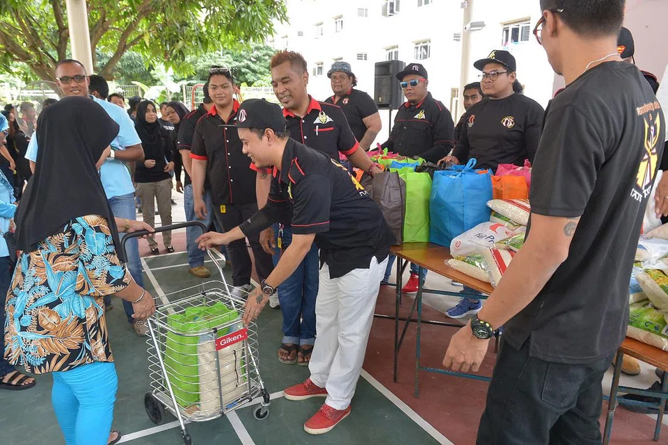 HULUR BANTUAN: Para sukarelawan mengagihkan pek makanan berupa beras dan sebagainya untuk penduduk yang memerlukan dengan harapan ia dapat meringankan bebanan mereka di Ramadan. - Foto TUKIMAN WARJI
