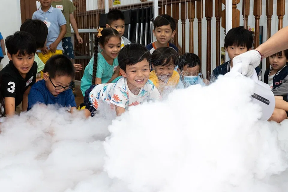 PELBAGAI KEGIATAN: Dengan perkhemahan Newtonshow, kanak-kanak akan terhibur dengan pelbagai kegiatan berbeza.