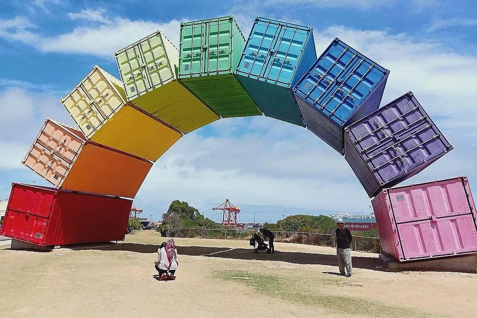 KONTENA PUN JADI TARIKAN: Luar biasa apabila kontena berwarna-warni tergantung di Fremantle. 