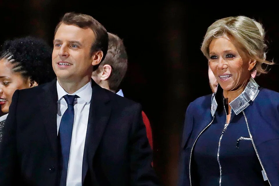 PEMIMPIN BARU PERANCIS: Encik Emmanuel Macron bersama isterinya Brigitte Trogneux, di Muzium Louvre setelah berucap kepada penyokongnya apabila diisytiharkan sebagai pemenang pusingan kedua pilihan raya Presiden Perancis. - Foto AFP 