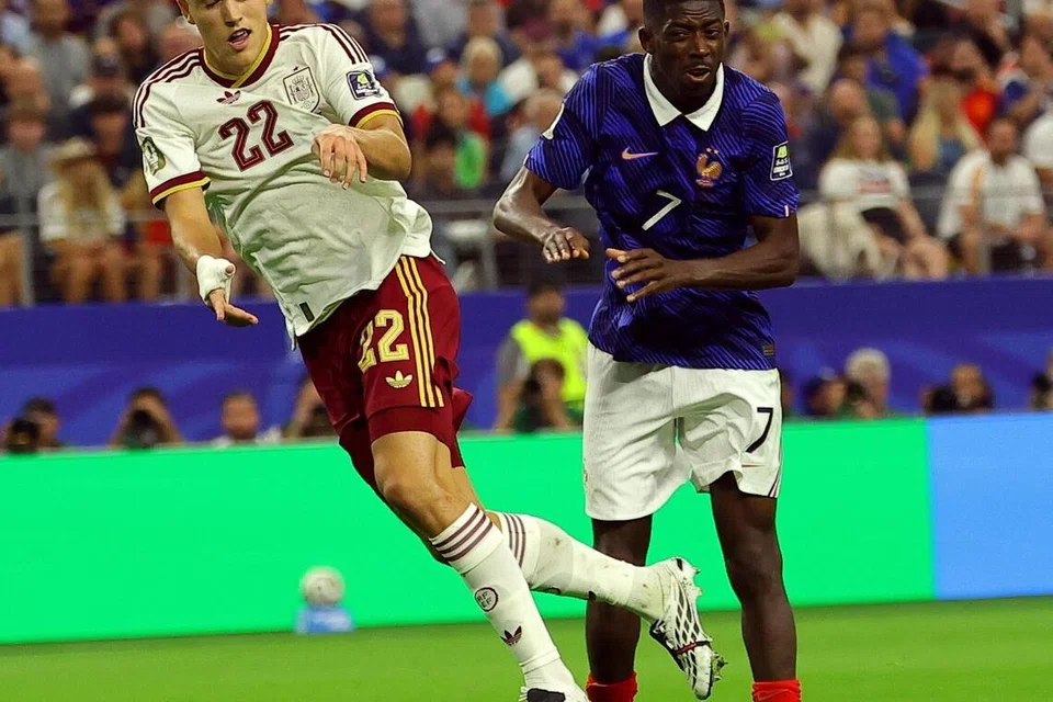Bintang pertahanan muda Sepanyol, Pau Cubarsi (kiri) mengawal rapi pergerakan pemain sayap Perancis, Ousmane Dembele, ketika separuh akhir di Dallas. Cubarsi mempamerkan bakat hebatnya apabila mengekang pemenang Ballon d’Or itu.