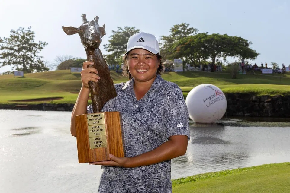 Kerjasama itu akan memberi pemain golf tempatan, Shannon Tan, sokongan kewangan lantas membantu menggapai impiannya untuk menyertai kejohanan seperti Majors dan Sukan Olimpik. Gambar dipetik selepas beliau menjuarai kejuaraan Terbuka Wanita Magical Kenya pada 11 Februari 2024.