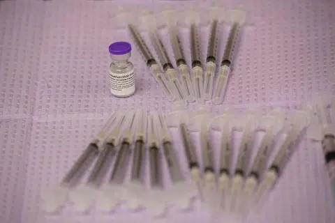 UJIAN LANJUTAN: Vaksin Pfizer diperluas penggunaan daruratnya hasil usaha Pentadbiran Makanan dan Ubatan Amerika Syarikat buat golongan muda antara 12 dengan 15 tahun. - Foto PATRICK T. FALLON / AFP