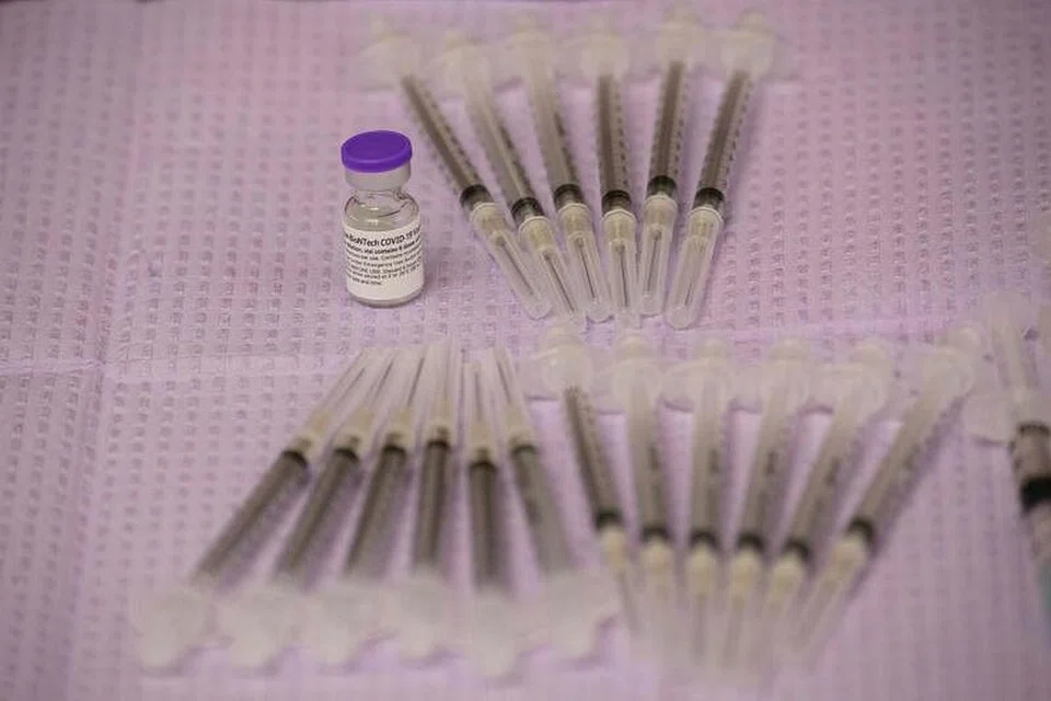 UJIAN LANJUTAN: Vaksin Pfizer diperluas penggunaan daruratnya hasil usaha Pentadbiran Makanan dan Ubatan Amerika Syarikat buat golongan muda antara 12 dengan 15 tahun. - Foto PATRICK T. FALLON / AFP