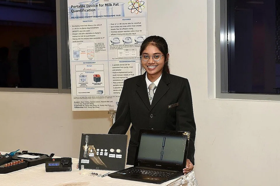 USAHA LUAR BIASA: Pelajar Politeknik Republic Maisarah Latif bersama rakan sekumpulan tonton video di YouTube untuk mempelajari cara menghasilkan sofwe baru demi melaksanakan projek bina peranti. - Foto POLITEKNIK NANYANG