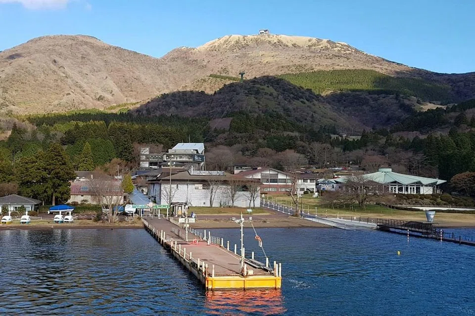 CUKUP TENANG: Kawasan Tasik Ashi merupakan sebuah kawasan indah di Hakone, wilayah Kanagawa di Pulau Honshu. Tasik ini amat popular kerana ia menyediakan banyak kemudahan untuk pelancong termasuk beberapa bot pesiaran dan feri untuk merentasi tasik dan menikmati pemandangan indah di sana. - Foto ihsan MUSTAFFA YAAKUB. 