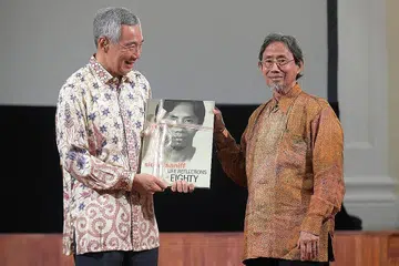 BIOGRAFI KEHIDUPAN: (dari kiri) Perdana Menteri Lee Hsien Loong bersama Encik Sidek Saniff di majlis pelancaran buku memoirnya - Foto BH oleh NG SOR LUAN