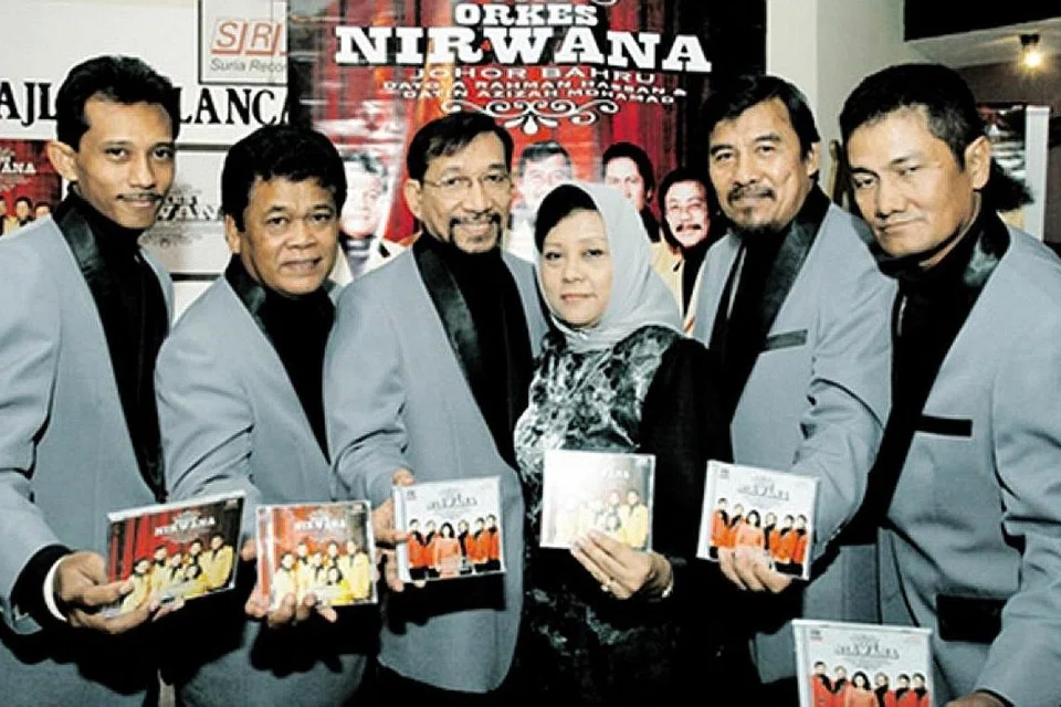 KENANGAN MENGUSIK JIWA: Datuk A. Rahman Hassan (tiga dari kiri) bergambar bersama ahli kumpulan Orkes Nirwana, termasuk isteri pertamanya, penyanyi Azizah Mohamad, yang meninggal dunia pada 26 April 2013 akibat barah. - Foto SATAY PANAS