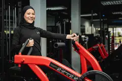 Pemilik bersama gimnasium Tesseract Fitness, Cik Nurhasilah Rohaizat, juga pernah menceburi sukan bina badan wanita.