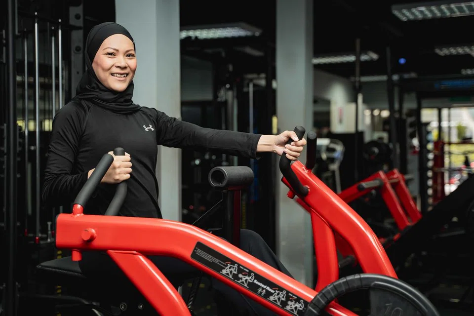 Pemilik bersama gimnasium Tesseract Fitness, Cik Nurhasilah Rohaizat, juga pernah menceburi sukan bina badan wanita.