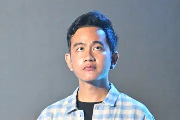 Naib Presiden Indonesia, Encik Gibran Rakabuming Raka, berdepan cabaran di Mahkamah Konstitusi berhubung kelayakan pendidikannya ketika bertanding dalam pilihan raya presiden 2024. Kes itu tertumpu pada persoalan sama ada pendidikan Encik Gibran di luar negara memenuhi syarat setaraf tamat sekolah menengah atas, yang diwajibkan bagi calon presiden dan naib presiden.