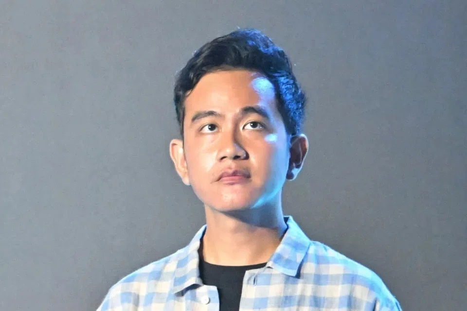 Naib Presiden Indonesia, Encik Gibran Rakabuming Raka, berdepan cabaran di Mahkamah Konstitusi berhubung kelayakan pendidikannya ketika bertanding dalam pilihan raya presiden 2024. Kes itu tertumpu pada persoalan sama ada pendidikan Encik Gibran di luar negara memenuhi syarat setaraf tamat sekolah menengah atas, yang diwajibkan bagi calon presiden dan naib presiden.