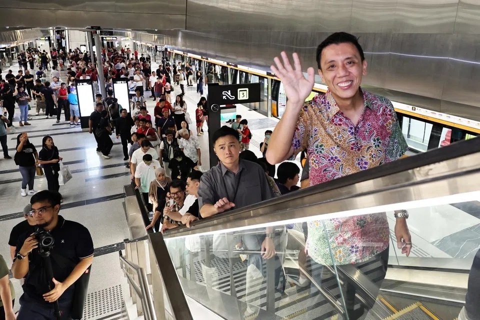 Pemangku Menteri Pengangkutan, Encik Jeffrey Siow, menyertai ratusan warga semasa acara previu di stesen baru Laluan Circle pada 4 Julai.