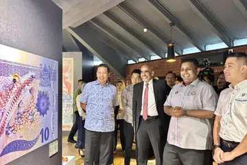 Pengerusi Jawatankuasa Perpaduan, Kebudayaan dan Warisan Johor, Encik K. Raven Kumar (dua dari kanan), ketika melihat pameran wang kertas di Kompleks Warisan Sultan Abu Bakar, Johor Bahru.