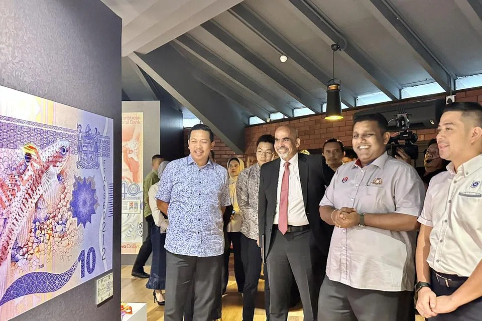 Pengerusi Jawatankuasa Perpaduan, Kebudayaan dan Warisan Johor, Encik K. Raven Kumar (dua dari kanan), ketika melihat pameran wang kertas di Kompleks Warisan Sultan Abu Bakar, Johor Bahru.