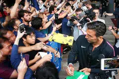 JADI TARIKAN: Penjaga gawang Gianluigi Buffon (kanan) bergambar dan memberi autograf kepada peminat yang menantinya di Hotel JW Marriot Singapore South Beach sedang pasukan Paris Saint Germain (PSG) tiba untuk perlawanan Piala Juara-Juara Antarabangsa (ICC). Pemain berusia 40 tahun ini menjadi tarikan selepas peminat kecewa apabila bintang muda seperti Neymar dan Kylian Mbappe tidak hadir kerana terlibat dalam Piala Dunia. - Foto BM oleh GAVIN FOO