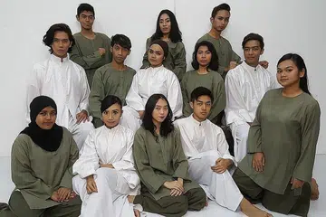 PAPAR BAKAT REKA TARI: Antara pereka tari muda yang bakal menampilkan karya (semua memakai baju putih, dari kiri) Ahmad Sufiandi Jumadi, Nur Azilla Abdul Rahman, Dina Nerina Hamzah, Md Haziq Noorazwa dan Elfi Ismail. Tiada dalam gambar ialah Norisham Osman, Norhaizad Adam dan Melki Jemri Edison Neolaka. Yang lain ialah penari gabungan enam kumpulan tari. - Foto SRI WARISAN SOM SAID PERFORMING ARTS
