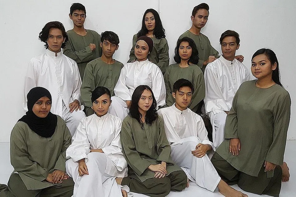 PAPAR BAKAT REKA TARI: Antara pereka tari muda yang bakal menampilkan karya (semua memakai baju putih, dari kiri) Ahmad Sufiandi Jumadi, Nur Azilla Abdul Rahman, Dina Nerina Hamzah, Md Haziq Noorazwa dan Elfi Ismail. Tiada dalam gambar ialah Norisham Osman, Norhaizad Adam dan Melki Jemri Edison Neolaka. Yang lain ialah penari gabungan enam kumpulan tari. - Foto SRI WARISAN SOM SAID PERFORMING ARTS