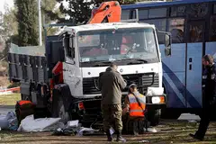 KEADAAN TRAK SELEPAS REMPUHAN: Askar Israel di tempat kejadian selepas sebuah trak, yang menurut polis dipandu oleh seorang warga Palestin, merempuh sekumpulan askar Israel di kawasan persiaran popular di Baitulmakdis kelmarin. - Foto REUTERS