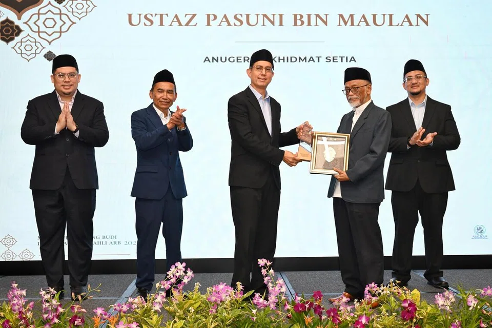 Pemangku Menteri Bertanggungjawab bagi Ehwal Masyarakat Islam merangkap Menteri Negara Kanan (Ehwal Dalam Negeri), Profesor Madya Dr Muhammad Faishal Ibrahim (tiga dari kiri) memberikan anugerah Anugerah Khidmat Setia kepada Pengerusi semasa ARB, Ustaz Pasuni Maulan, dalam satu majlis pada 19 November. Ia disaksikan (dari kiri) Timbalan Ketua Eksekutif Majlis Ugama Islam Singapura (Muis), Encik Azree Rahim; Presiden Muis, Encik Mohamed Sa’at Abdul Rahman dan Timbalan Mufti, Dr Izal Mustafa Kamar.